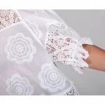 Blusa perforada cuello halter, bajo fantasía. - Imagen 5