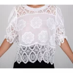 Blusa perforada cuello halter, bajo fantasía. - Imagen 4