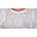 Blusa perforada cuello halter, bajo fantasía. - Imagen 3